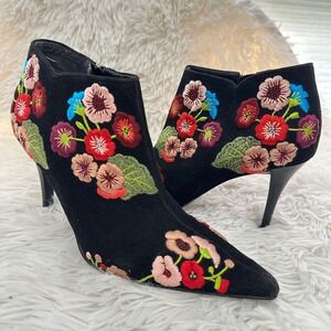 Beverly Feldman Black Suede Floral Embroidered Heeled Ankle Boots sz 7.5 M